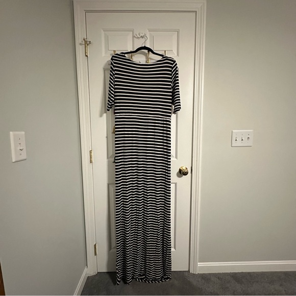 Jessica Simpson- Maternity Dress - Picture 4 of 4